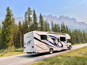Truck Camper CXLarge Fraserway fährt in Banff über die Castle Mountains